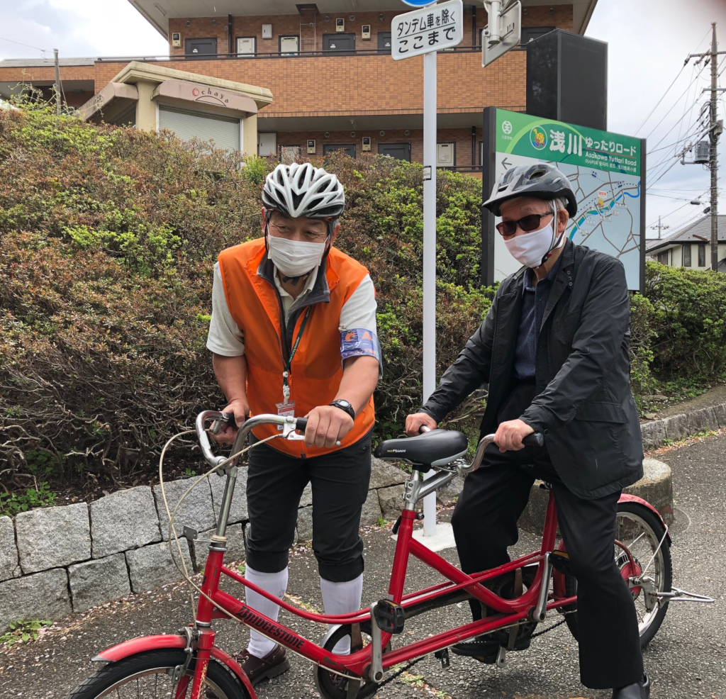 2021年4月4日「タンデム自転車体験会」の様子（右：都盲協 笹川会長）