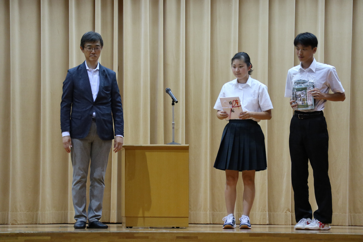 贈呈式の様子1（生徒への贈呈シーン）