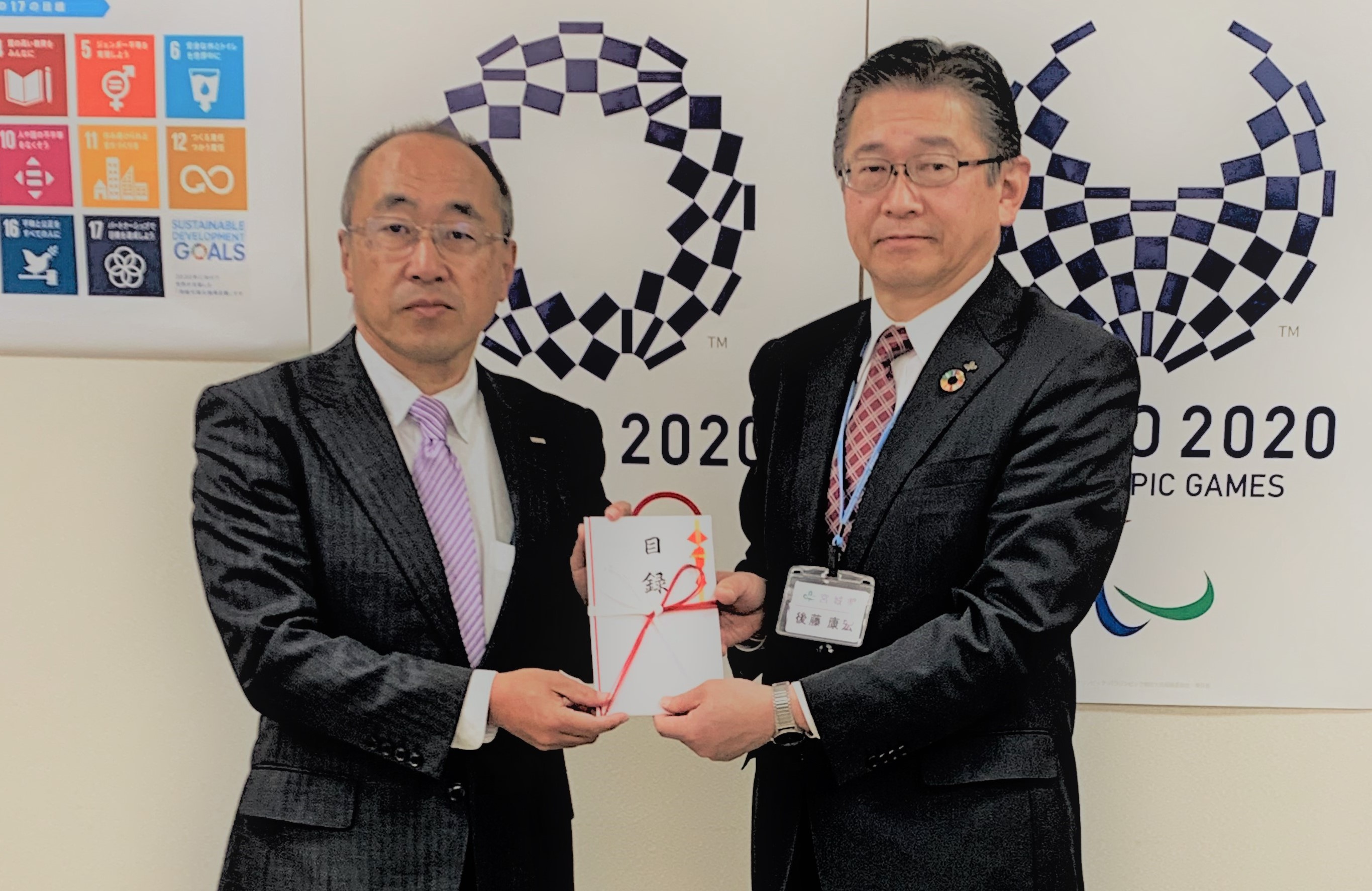 宮城県庁舎内での寄贈式の様子(左:au損保 伊東副社長 右:宮城県震災復興・企画部 後藤部長さま)
