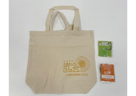 神奈川県交通安全母の会連合会へ寄付金贈呈時に配布される啓発品のトートバッグと個包装のお菓子