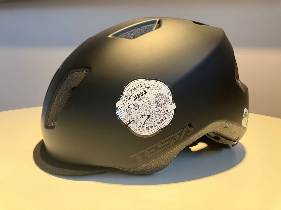 ヘルメットにステッカーを貼った写真