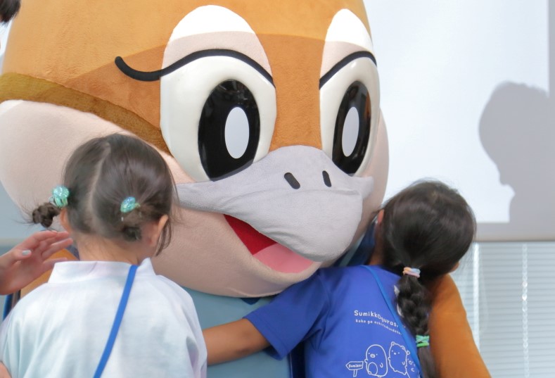 子どもたちがもずやんに抱きついている写真
