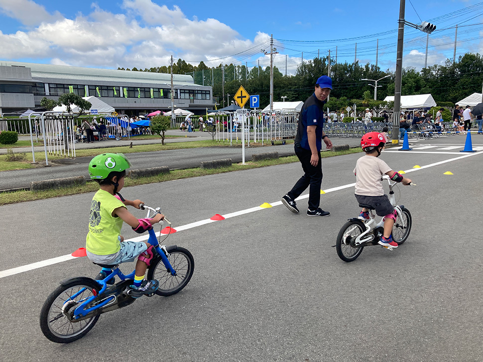 自転車のペダルを漕ぐ練習をする子どもたち