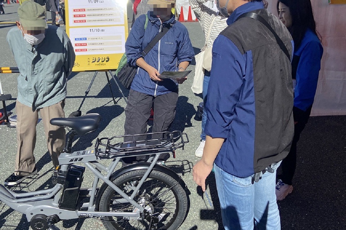 サイクルベースあさひ社の電動アシスト自転車を展示