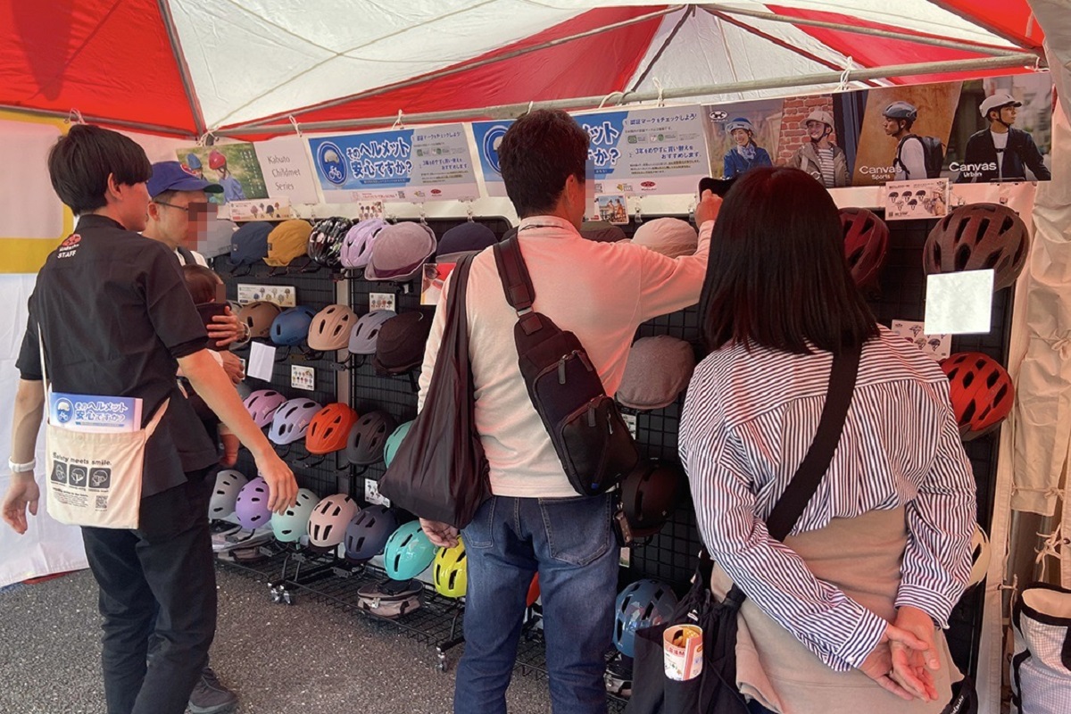 オージーカブト社のヘルメットを展示