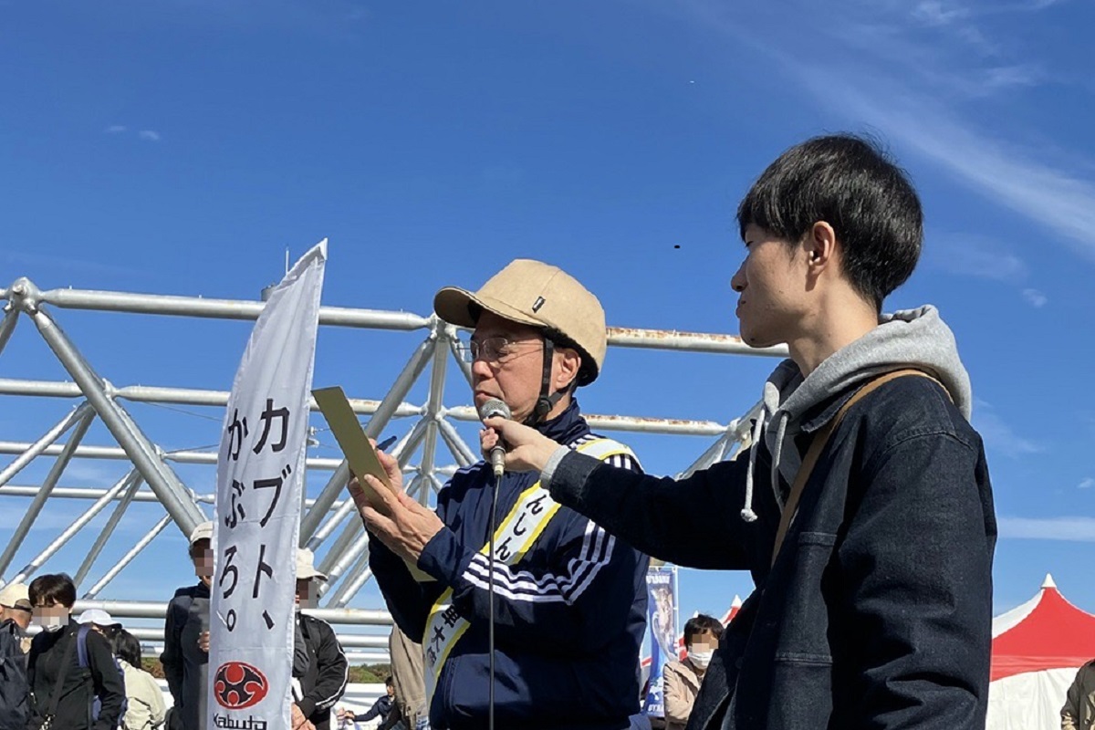 ラジオコーナーの名物企画「自転車川柳」の様子