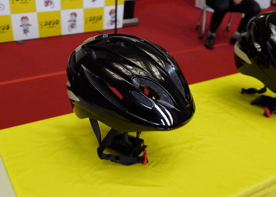 高校生を守る自転車ヘルメット
