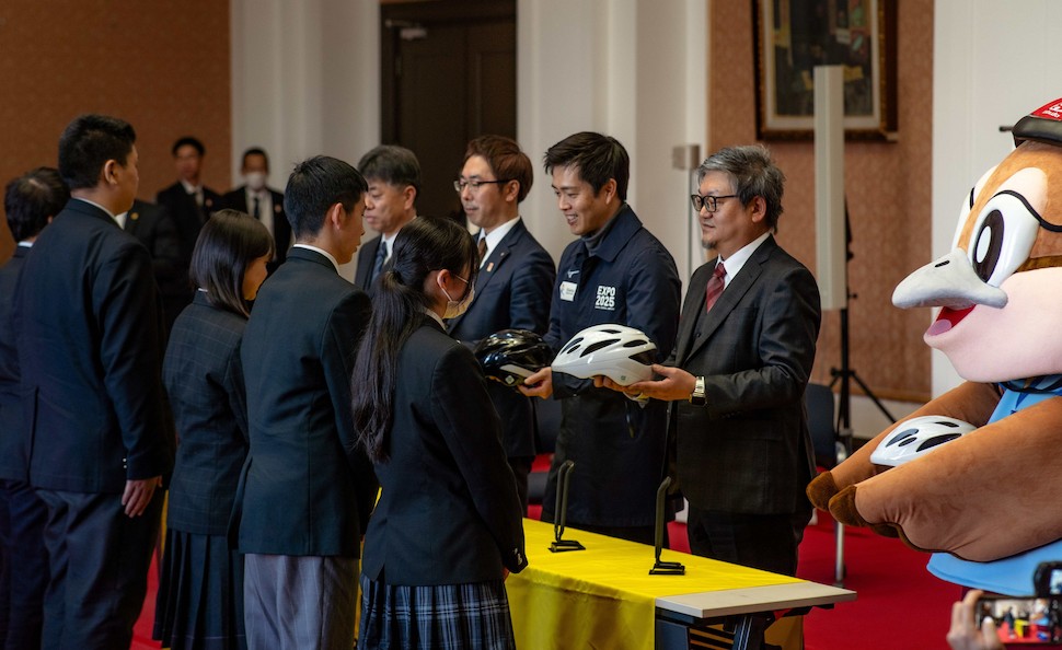 自転車ヘルメット受け渡しの様子