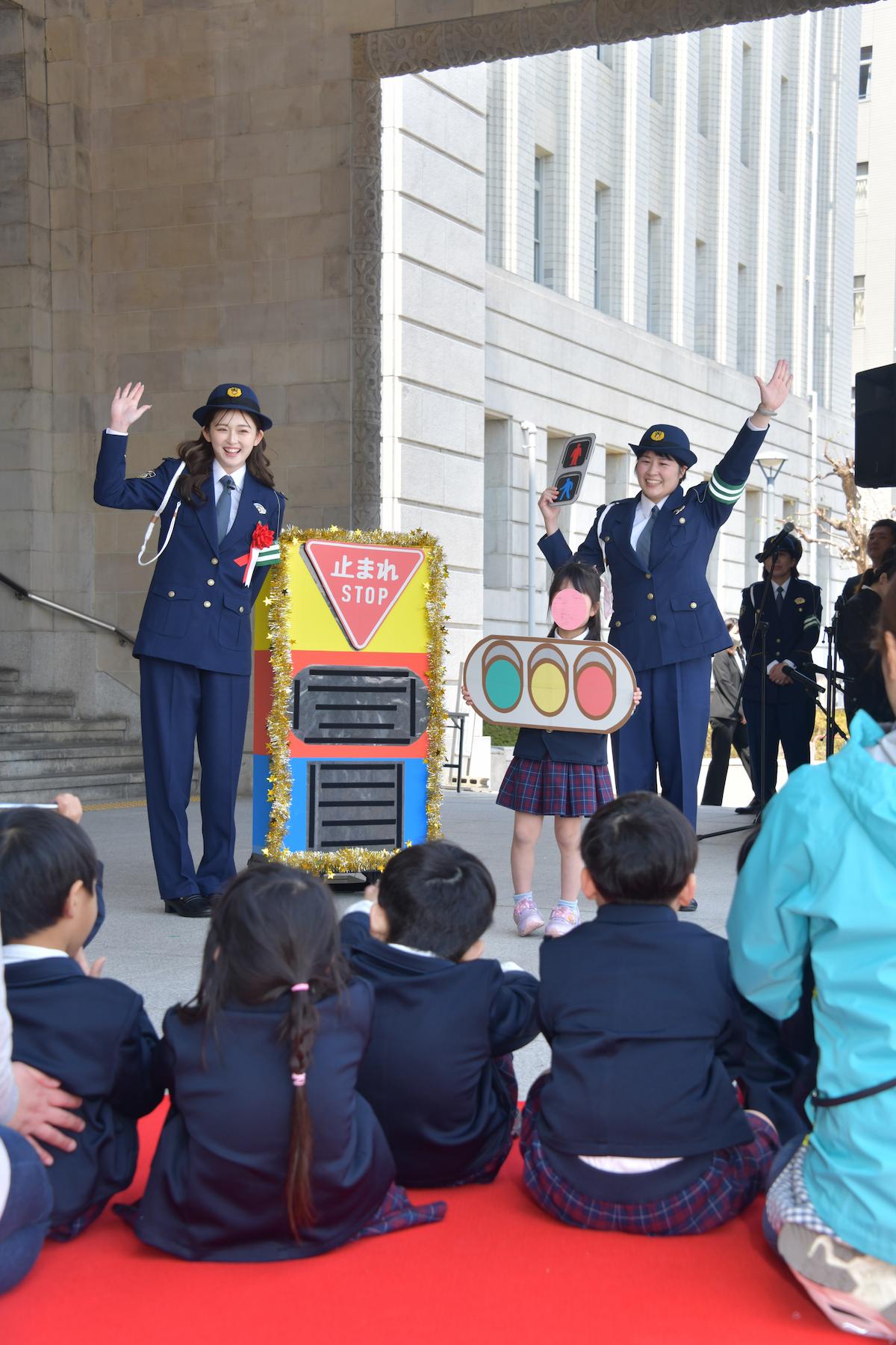 ゆうちゃみさんと警察官による交通安全教室