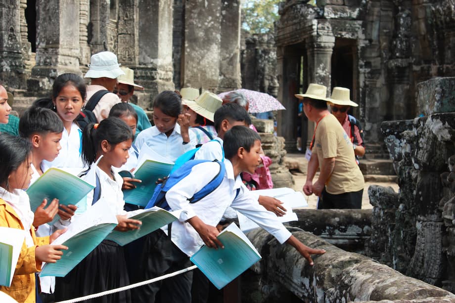 アンコール遺跡群・バイヨン遺跡を訪問したカンボジアの子どもたち
