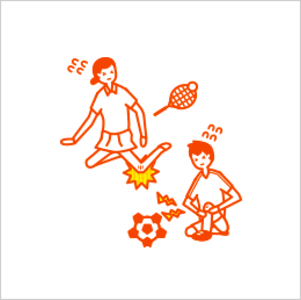 サッカーをしている男の子ととテニスをしている女の子が足にケガをしてしまった様子